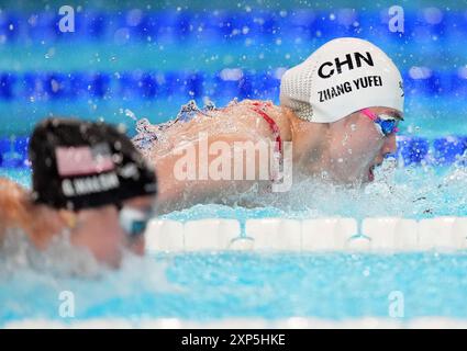 Parigi, Francia. 3 agosto 2024. Zhang Yufei della Cina gareggia nel medley 4x100 m alle Olimpiadi di Parigi 2024 all'Arena le Defense di Parigi, Francia, sabato 3 agosto 2024. Foto di Richard Ellis/UPI credito: UPI/Alamy Live News Foto Stock