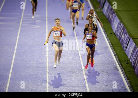 Parigi, Francia. 3 agosto 2024. PARIGI - Femke Bolin in azione nella finale 4 x 400m staffetta mista durante le competizioni olimpiche di atletica leggera. ANP ROBIN VAN LONKHUIJSEN credito: ANP/Alamy Live News Foto Stock