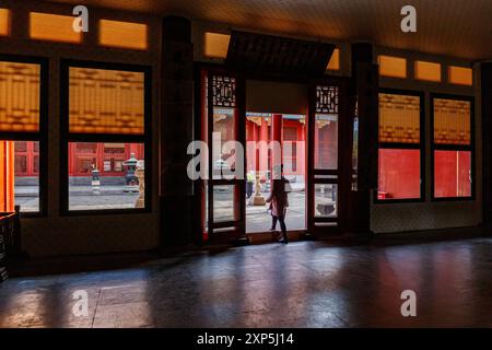 Vista dall'interno di un edificio della città Proibita, Pechino, Cina attraverso le finestre esterne. Foto Stock