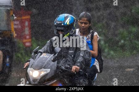 Mumbai, India. 3 agosto 2024. MUMBAI, INDIA - 3 AGOSTO: Persone sotto la pioggia a Vikhroli, il 3 agosto 2024 a Mumbai, India. (Foto di Satish Bate/Hindustan Times/Sipa USA ) credito: SIPA USA/Alamy Live News Foto Stock