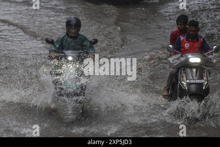 Mumbai, India. 3 agosto 2024. MUMBAI, INDIA - 3 AGOSTO: Persone sotto la pioggia a Vikhroli, il 3 agosto 2024 a Mumbai, India. (Foto di Satish Bate/Hindustan Times/Sipa USA ) credito: SIPA USA/Alamy Live News Foto Stock