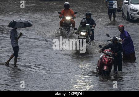 Mumbai, India. 3 agosto 2024. MUMBAI, INDIA - 3 AGOSTO: Persone sotto la pioggia a Vikhroli, il 3 agosto 2024 a Mumbai, India. (Foto di Satish Bate/Hindustan Times/Sipa USA ) credito: SIPA USA/Alamy Live News Foto Stock