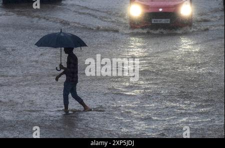 Mumbai, India. 3 agosto 2024. MUMBAI, INDIA - 3 AGOSTO: Persone sotto la pioggia a Vikhroli, il 3 agosto 2024 a Mumbai, India. (Foto di Satish Bate/Hindustan Times/Sipa USA ) credito: SIPA USA/Alamy Live News Foto Stock