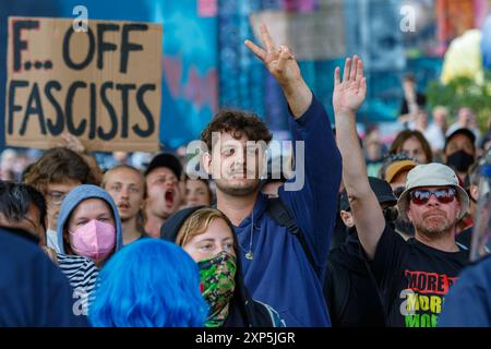 Bristol, Regno Unito. 3 agosto 2024. Gli attivisti anti-razzismo sono ritratti mentre affrontano attivisti di estrema destra a Castle Park, nel centro di Bristol. Negli ultimi giorni sono scoppiate violenze in proteste analoghe di estrema destra in diverse città e città inglesi a seguito di un pugnalamento di massa che ha ucciso tre ragazze. Alla polizia di Bristol sono stati conferiti ulteriori poteri per fermare, perquisire e disperdere le persone al fine di evitare che si verifichino problemi tra il gruppo di estrema destra e i manifestanti anti razzisti che hanno organizzato una contro-protesta. Crediti: Lynchpics/Alamy Live News Foto Stock