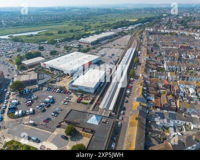 Vista aerea della stazione ferroviaria GWR e South Western Railways terminano presso la località balneare di Weymouth nel Dorset. Nella foto è raffigurato anche il Jubilee Retail Pa Foto Stock