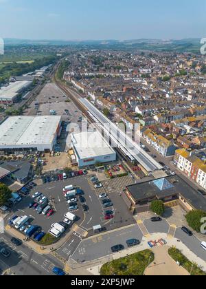 Vista aerea della stazione ferroviaria GWR e South Western Railways terminano presso la località balneare di Weymouth nel Dorset. Nella foto è raffigurato anche il Jubilee Retail Pa Foto Stock