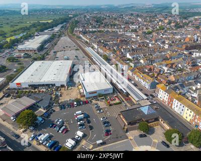 Vista aerea della stazione ferroviaria GWR e South Western Railways terminano presso la località balneare di Weymouth nel Dorset. Nella foto è raffigurato anche il Jubilee Retail Pa Foto Stock