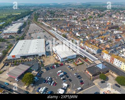 Vista aerea della stazione ferroviaria GWR e South Western Railways terminano presso la località balneare di Weymouth nel Dorset. Nella foto è raffigurato anche il Jubilee Retail Pa Foto Stock