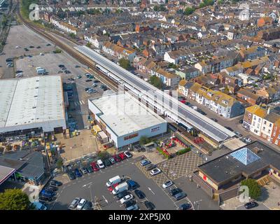 Vista aerea della stazione ferroviaria GWR e South Western Railways terminano presso la località balneare di Weymouth nel Dorset. Nella foto è raffigurato anche il Jubilee Retail Pa Foto Stock