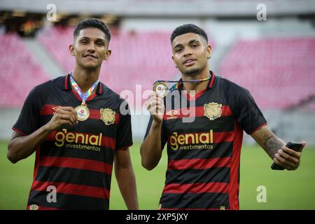 Recife, Brasile. 3 agosto 2024. PE - RECIFE - 03/08/2024 - PERNAMBUCANO SUB-20 2024, RETRO x SPORT - i giocatori sportivi celebrano il titolo di Pernambucano Under 20 campione del 2024, all'Arena de Pernambuco, dopo la finale contro retro. Foto: Marlon Costa/AGIF credito: AGIF/Alamy Live News Foto Stock