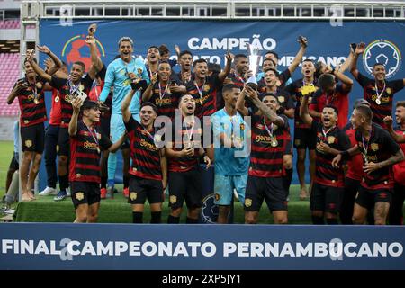 Recife, Brasile. 3 agosto 2024. PE - RECIFE - 03/08/2024 - PERNAMBUCANO SUB-20 2024, RETRO x SPORT - i giocatori sportivi celebrano il titolo di Pernambucano Under 20 campione del 2024, all'Arena de Pernambuco, dopo la finale contro retro. Foto: Marlon Costa/AGIF credito: AGIF/Alamy Live News Foto Stock