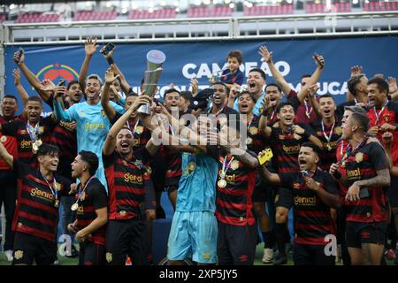 Recife, Brasile. 3 agosto 2024. PE - RECIFE - 03/08/2024 - PERNAMBUCANO SUB-20 2024, RETRO x SPORT - i giocatori sportivi celebrano il titolo di Pernambucano Under 20 campione del 2024, all'Arena de Pernambuco, dopo la finale contro retro. Foto: Marlon Costa/AGIF credito: AGIF/Alamy Live News Foto Stock