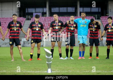 Recife, Brasile. 3 agosto 2024. PE - RECIFE - 03/08/2024 - PERNAMBUCANO SUB-20 2024, RETRO x SPORT - i giocatori sportivi celebrano il titolo di Pernambucano Under 20 campione del 2024, all'Arena de Pernambuco, dopo la finale contro retro. Foto: Marlon Costa/AGIF credito: AGIF/Alamy Live News Foto Stock