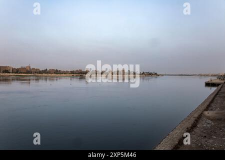 Vista serale del fiume Nilo, dalla sponda occidentale, città di Sohag (Suhag, Suhaj), Egitto, Nord Africa, Africa Foto Stock