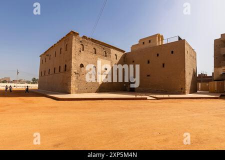 Il Monastero Rosso, antico monastero in rovina, sponda occidentale del Nilo, Sohag (Suhag, Suhaj), Egitto, Nord Africa, Africa Foto Stock