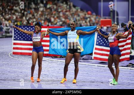 Parigi, Ile de France, Francia. 3 agosto 2024. Melissa Jefferson (USA), Julien Alfred (LCA) e SHa'carri Richardson (USA) celebrano le loro medaglie di bronzo, oro e argento nei 100 m femminili allo Stade de France durante le Olimpiadi di Parigi del 2024, sabato 3 agosto 2024 a Parigi. (Credit Image: © Paul Kitagaki Jr./ZUMA Press Wire) SOLO PER USO EDITORIALE! Non per USO commerciale! Crediti: ZUMA Press, Inc./Alamy Live News Foto Stock