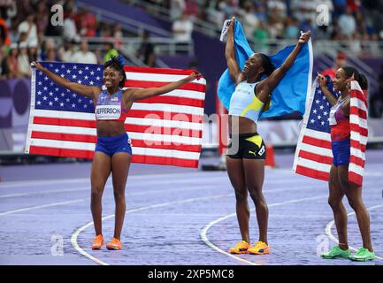 Parigi, Ile de France, Francia. 3 agosto 2024. Melissa Jefferson (USA), Julien Alfred (LCA) e SHa'carri Richardson (USA) celebrano le loro medaglie di bronzo, oro e argento nei 100 m femminili allo Stade de France durante le Olimpiadi di Parigi del 2024, sabato 3 agosto 2024 a Parigi. (Credit Image: © Paul Kitagaki Jr./ZUMA Press Wire) SOLO PER USO EDITORIALE! Non per USO commerciale! Crediti: ZUMA Press, Inc./Alamy Live News Foto Stock