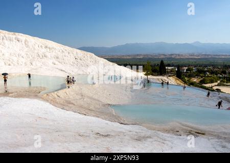 Pamukkale Turchia 08 luglio 2024: Travertini di Pamukkale e l'antica città di Hierapolis, che sono inseriti nella lista del patrimonio mondiale dell'UNESCO Foto Stock