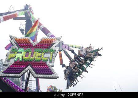 Brighton, Regno Unito. 3 agosto 2024. Brighton, West Sussex, Regno Unito - sabato 3 agosto 2024 scene d'atmosfera al 'Fabuloso' l'annuale festival LBGTQ che si tiene a Preston Park, Brighton, Regno Unito Credit: Motofoto/Alamy Live News Foto Stock