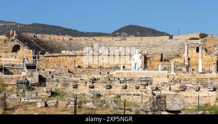 Pamukkale Turchia 08 luglio 2024: Travertini di Pamukkale e l'antica città di Hierapolis, che sono inseriti nella lista del patrimonio mondiale dell'UNESCO Foto Stock