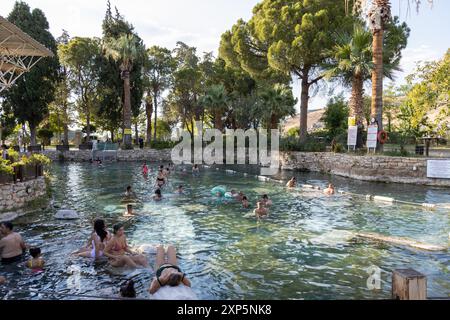 Pamukkale Turchia 08 luglio 2024: Antica città e piscina di Pamukkale Hierapolis, patrimonio mondiale dell'UNESCO Foto Stock