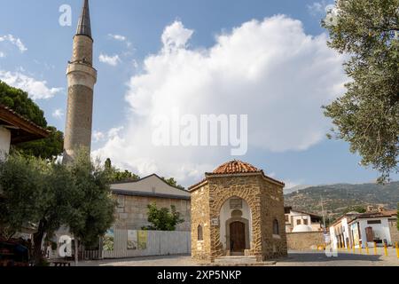 Birgi, Odemis, Smirne Turchia 10 luglio 2024: Lo storico villaggio di Birgi, famoso per le sue case architettoniche Selgiuchide e ottomane, è sul mondo dell'UNESCO Foto Stock