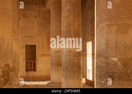 Scopri la sala sacra nel cuore del tempio di Hatshepsut. Questo spazio sacro era dedicato agli dei e fungeva da luogo di culto per la phara Foto Stock