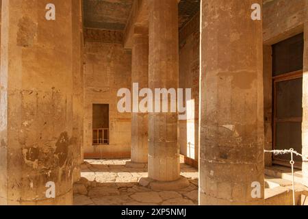 Entra nella camera divina all'interno del tempio di Hatshepsut. Questo spazio sacro è stato utilizzato per cerimonie religiose e offerte agli dei. Foto Stock