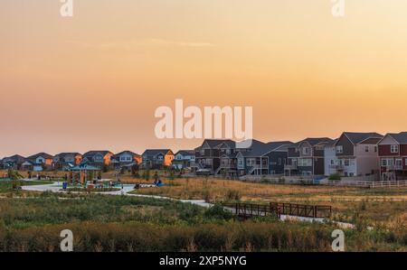 Colorado che vive. Aurora, Colorado - Panorama residenziale della zona metropolitana di Denver con case di nuova costruzione al tramonto estivo Foto Stock