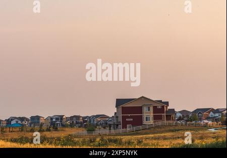 Colorado che vive. Aurora, Colorado - Panorama residenziale della zona metropolitana di Denver con case di nuova costruzione al tramonto estivo Foto Stock