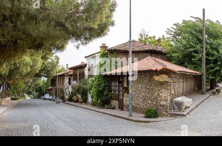 Birgi, Odemis, Smirne Turchia 10 luglio 2024: Lo storico villaggio di Birgi, famoso per le sue case architettoniche Selgiuchide e ottomane, è sul mondo dell'UNESCO Foto Stock