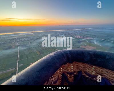 Trova pace e tranquillità in questa foto serena scattata da una mongolfiera sopra Luxor. Cattura la bellezza del fiume Nilo e degli antichi templi. Foto Stock