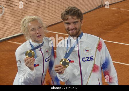 Stadio Roland Garros, 2 Av. Gordon Bennett, 75016 Parigi, Francia, 2 agosto 2024. Katerina Siniakova e Tomas Machac dei Paesi Bassi vincono l'oro nelle doppie miste di tennis alle Olimpiadi di Parigi del 2024. Crediti: ©Julia Mineeva/EGBN TV News/Alamy Live News Foto Stock