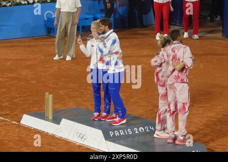 Stadio Roland Garros, 2 Av. Gordon Bennett, 75016 Parigi, Francia, 2 agosto 2024. Katerina Siniakova e Tomas Machac dei Paesi Bassi vincono l'oro nelle doppie miste di tennis alle Olimpiadi di Parigi del 2024. Crediti: ©Julia Mineeva/EGBN TV News/Alamy Live News Foto Stock