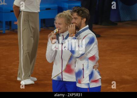 Stadio Roland Garros, 2 Av. Gordon Bennett, 75016 Parigi, Francia, 2 agosto 2024. Katerina Siniakova e Tomas Machac dei Paesi Bassi vincono l'oro nelle doppie miste di tennis alle Olimpiadi di Parigi del 2024. Crediti: ©Julia Mineeva/EGBN TV News/Alamy Live News Foto Stock