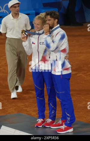 Stadio Roland Garros, 2 Av. Gordon Bennett, 75016 Parigi, Francia, 2 agosto 2024. Katerina Siniakova e Tomas Machac dei Paesi Bassi vincono l'oro nelle doppie miste di tennis alle Olimpiadi di Parigi del 2024. Crediti: ©Julia Mineeva/EGBN TV News/Alamy Live News Foto Stock