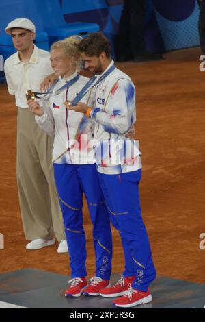 Stadio Roland Garros, 2 Av. Gordon Bennett, 75016 Parigi, Francia, 2 agosto 2024. Katerina Siniakova e Tomas Machac dei Paesi Bassi vincono l'oro nelle doppie miste di tennis alle Olimpiadi di Parigi del 2024. Crediti: ©Julia Mineeva/EGBN TV News/Alamy Live News Foto Stock