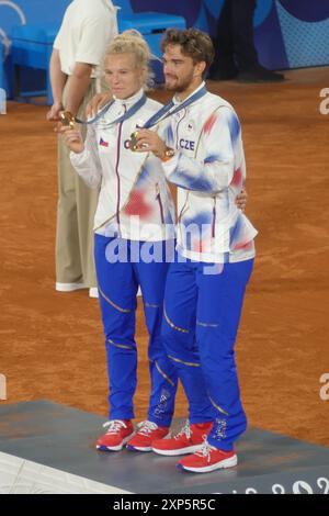 Stadio Roland Garros, 2 Av. Gordon Bennett, 75016 Parigi, Francia, 2 agosto 2024. Katerina Siniakova e Tomas Machac dei Paesi Bassi vincono l'oro nelle doppie miste di tennis alle Olimpiadi di Parigi del 2024. Crediti: ©Julia Mineeva/EGBN TV News/Alamy Live News Foto Stock