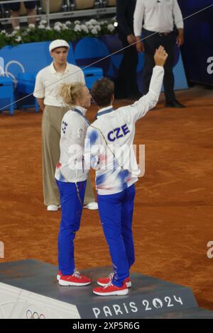 Stadio Roland Garros, 2 Av. Gordon Bennett, 75016 Parigi, Francia, 2 agosto 2024. Katerina Siniakova e Tomas Machac dei Paesi Bassi vincono l'oro nelle doppie miste di tennis alle Olimpiadi di Parigi del 2024. Crediti: ©Julia Mineeva/EGBN TV News/Alamy Live News Foto Stock