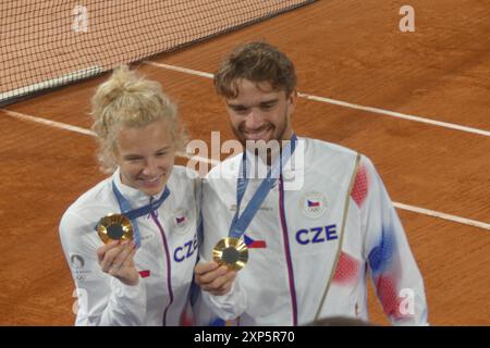 Stadio Roland Garros, 2 Av. Gordon Bennett, 75016 Parigi, Francia, 2 agosto 2024. Katerina Siniakova e Tomas Machac dei Paesi Bassi vincono l'oro nelle doppie miste di tennis alle Olimpiadi di Parigi del 2024. Crediti: ©Julia Mineeva/EGBN TV News/Alamy Live News Foto Stock