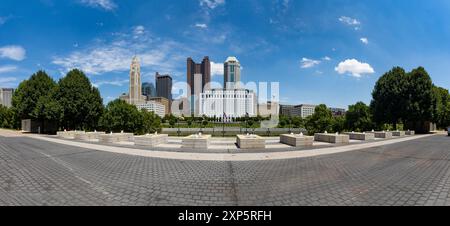 Vista panoramica del centro di Columbus Ohio presa il 07 01 2022 dal cosi attraverso il fiume Scioto Foto Stock