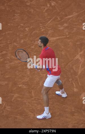 Stadio Roland Garros, 2 Av. Gordon Bennett, 75016 Parigi, Francia, 2 agosto 2024. La stella serba del tennis Novak Djokovic sconfigge l'italiano Lorenzo Musetti (6-4, 6-2) per avanzare nel Concorso individuale maschile alle Olimpiadi di Parigi 2024. Crediti: ©Julia Mineeva/EGBN TV News/Alamy Live News Foto Stock