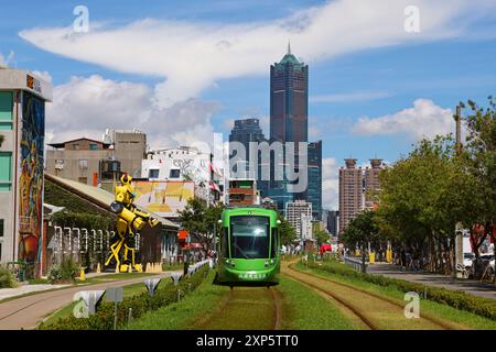 Tram della metropolitana leggera di Kaohsiung e 85 Sky Tower, Kaohsiung, Taiwan Foto Stock