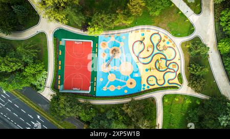 Vista aerea dell'Urban Park con campo da pallacanestro e parco giochi acquatico in un giorno di sole Foto Stock