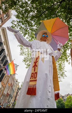 Amsterdam, Olanda settentrionale, Paesi Bassi. 3 agosto 2024. Un celebrante del Pride di Amsterdam vestito come il Papa si posa per essere fotografato. Il 3 agosto 2024, diverse centinaia di migliaia di partecipanti, e 80 carri, hanno partecipato alla 27th Canal Parade di Amsterdam Pride. Il tema di quest'anno era ''Together' (Credit Image: © James Petermeier/ZUMA Press Wire) SOLO PER USO EDITORIALE! Non per USO commerciale! Foto Stock