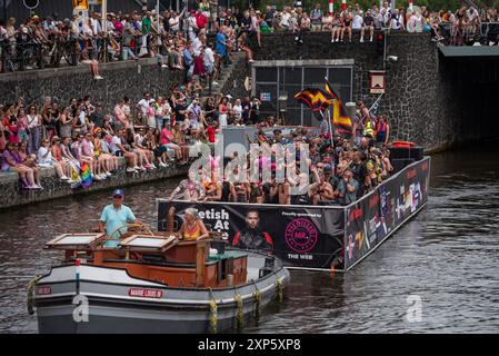 Amsterdam, Olanda settentrionale, Paesi Bassi. 3 agosto 2024. Un galleggiante Pride viene celebrato mentre si muove attraverso i canali di Amsterdam. Il 3 agosto 2024, diverse centinaia di migliaia di partecipanti, e 80 carri, hanno partecipato alla 27th Canal Parade di Amsterdam Pride. Il tema di quest'anno era ''Together' (Credit Image: © James Petermeier/ZUMA Press Wire) SOLO PER USO EDITORIALE! Non per USO commerciale! Foto Stock