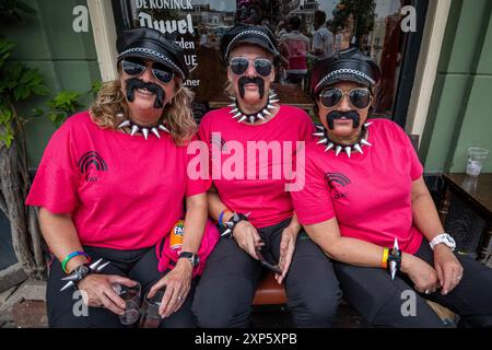 Amsterdam, Olanda settentrionale, Paesi Bassi. 3 agosto 2024. Tre celebranti del Pride posano mentre vengono fotografati. Il 3 agosto 2024, diverse centinaia di migliaia di partecipanti, e 80 carri, hanno partecipato alla 27th Canal Parade di Amsterdam Pride. Il tema di quest'anno era ''Together' (Credit Image: © James Petermeier/ZUMA Press Wire) SOLO PER USO EDITORIALE! Non per USO commerciale! Foto Stock