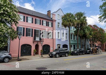 Rainbow Row, case colorate situate nel quartiere storico di Charleston, South Carolina USA Foto Stock