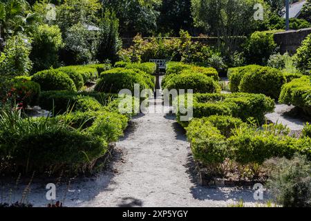 Cortile con giardino splendidamente curato, dimora storica di Charleston, South Carolina Foto Stock