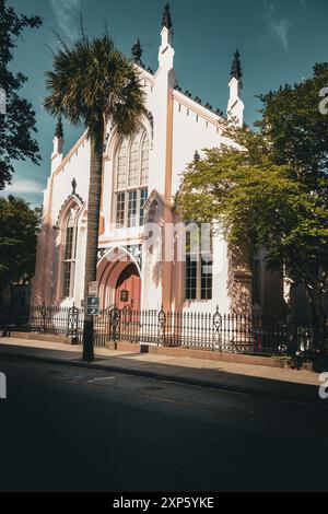 Pink Huguenot Church nel distretto storico di Charleston, South Carolina Foto Stock